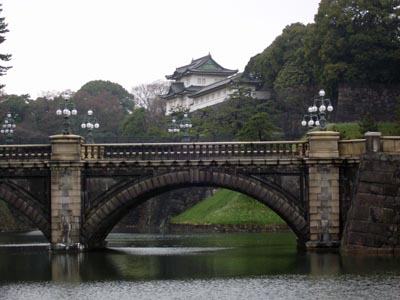 Le pont à deux arches, Nijubashi 二重橋, qui mène à l’entrée principale du palais impérial, Kôkyo 皇居 © Aventure Japon