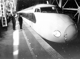 Inauguration de la nouvelle ligne à grande vitesse à la gare d’Hakata, le 10 mars 1975 © Mainichi shinbun 毎日新聞