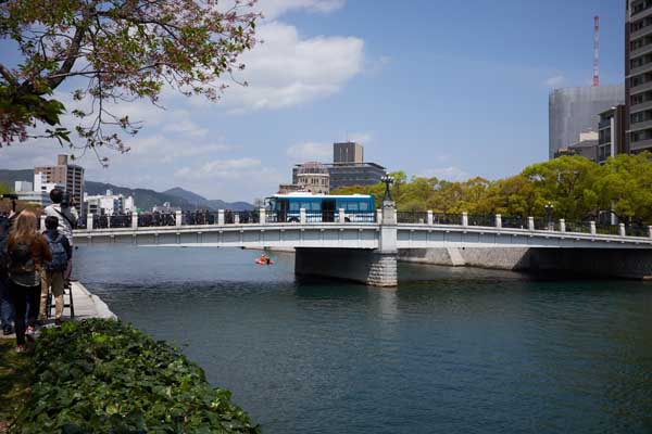 Lorsque la délégation passe sur le pont en direction du Dôme © Aventure Japon 2016