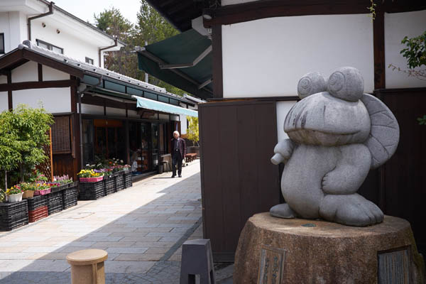 La rue principale de Nawate dôri shôtengai 縄手通り商店街 et ses statues de grenouilles © Aventure Japon 2016