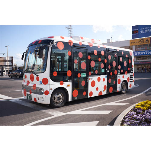 Les bus de Matsumoto aux couleurs de leur artiste locale Yayoi Kusama © Aventure Japon 2016 Les bus de Matsumoto aux couleurs de leur artiste locale Yayoi Kusama © Aventure Japon 2016