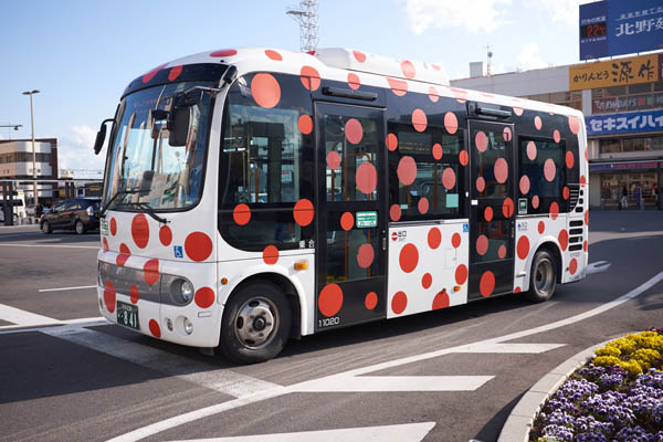 Les bus de Matsumoto aux couleurs de leur artiste locale Yayoi Kusama © Aventure Japon 2016