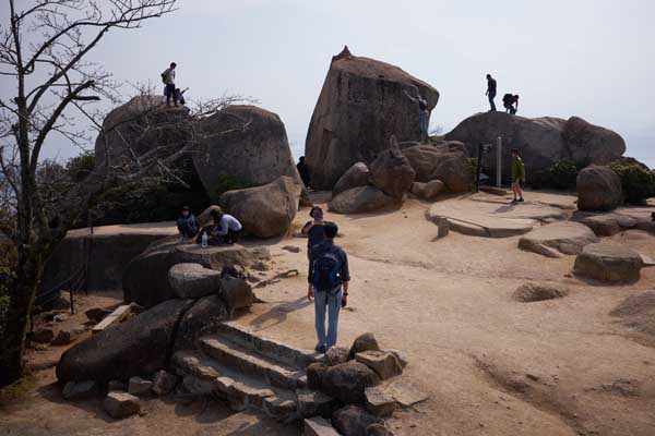 Les rochers du mont Misen où les dieux s'assoient lorsqu'ils viennent sur l'île © Aventure Japon