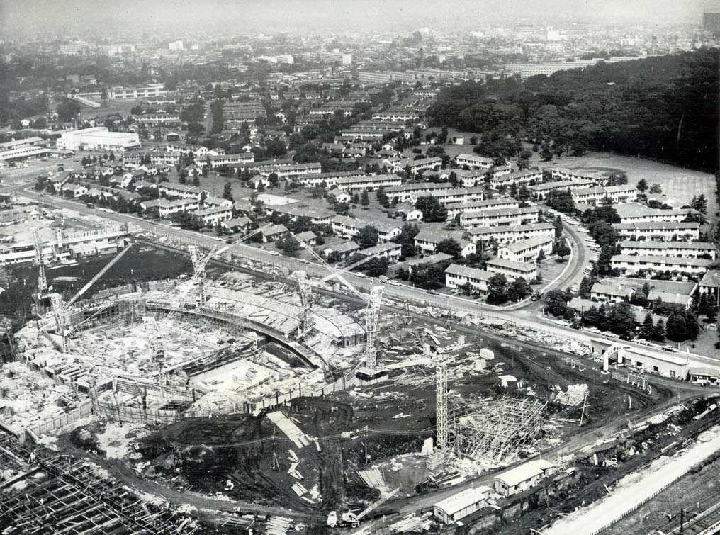 Construction du stade olympique de Yoyogi en 1963 avec les résidences des Washington Heights en arrière-plan © Brian Bowman – Album d’images de Narimasu