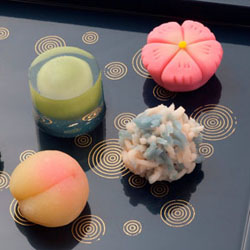 Les wagashi du mois de juin du confiseur Kyôto saryô 京都茶寮 © www.kyoto-saryo.jp Les wagashi du mois de juin du confiseur Kyôto saryô 京都茶寮 © www.kyoto-saryo.jp