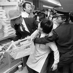 Bousculade dans un supermarché d’Aoyama à Tokyo pour du papier toilette © 47news.jp Bousculade dans un supermarché d’Aoyama à Tokyo pour du papier toilette © 47news.jp