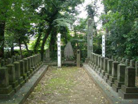 Les tombes des samouraïs morts au combat ou suicidés dans l'enceinte du temple Sakurayama 桜山神社 © Préfecture de Kumamoto 熊本県
