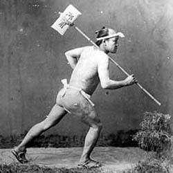 Photographie de messager postal à pied, hikyaku 飛脚 - Encyclopedia of Japan © NetAdvance Inc. Photographie de messager postal à pied, hikyaku 飛脚 - Encyclopedia of Japan © NetAdvance Inc.