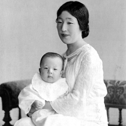 Le prince Akihito, Akihito shinnô 明仁親王, et sa mère, l'impératrice Kôjun, Kôjun kôgô 香淳皇后, en 1934 © Wikipedia Japan Le prince Akihito, Akihito shinnô 明仁親王, et sa mère, l'impératrice Kôjun, Kôjun kôgô 香淳皇后, en 1934 © Wikipedia Japan