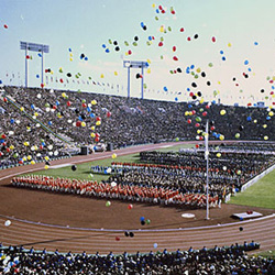 Cérémonie d'ouverture des JO de Tokyo en 1964, Tôkyô orinpikku kaikai-shiki 東京オリンピック開会式 © Comité olympique japonais Nihon orinpikku iinkai 日本オリンピック委員会