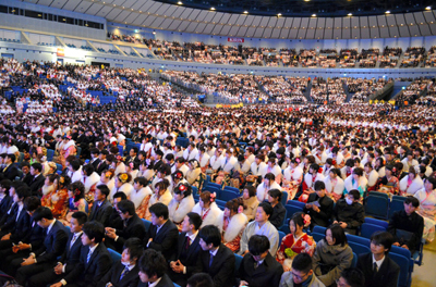 La cérémonie du passage à l’âge adulte, seijin shiki 成人式, dans l’Arena de Yokohama, ce 12 janvier 2015 © Asahi.com