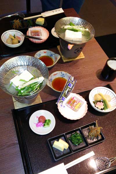 Petit-déjeuner traditionnel japonais avec nattô © Aventure Japon 2016