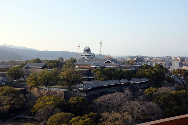 Le château de Kumamoto vu depuis l'observatoire de l'Hôtel de ville