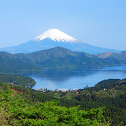 La ville d'Hakone 箱根 avec le lac Ashinoko 芦ノ湖 et le Mont Fuji 富士山