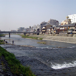 La ville de Kyoto depuis un des ponts sur la Kamogawa 加茂川 © Aventure Japon