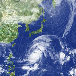 Image satellite du typhon 26 d'octobre 2013 se rapprochant des côtes du Japon © tenki.jp