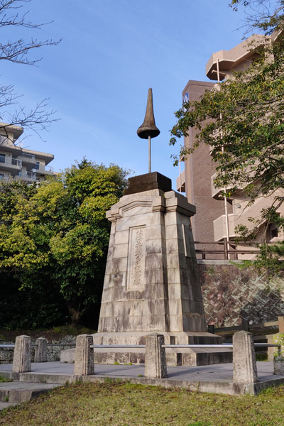 Mémorial de la guerre anglo-Satsuma qui représente le O-umajirushi 御馬標 symbole de la procession (à cheval) du clan Shimazu 島津家