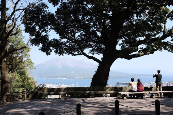 La vue sur le Sakurajima depuis l'observatoire du mont Shiroyama