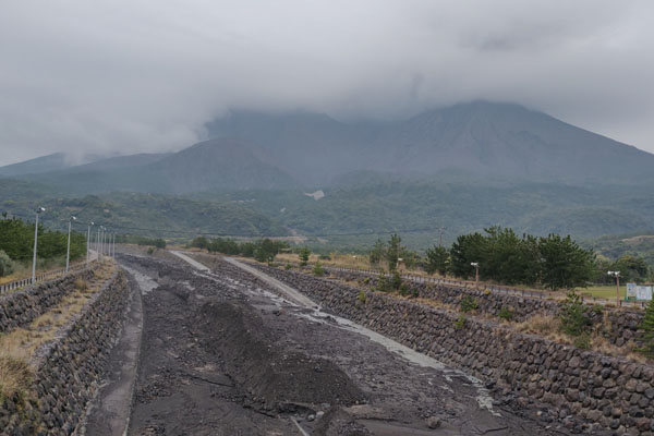 Le canal d'évacuation des boues volcaniques en cas de pluie, côté volcan