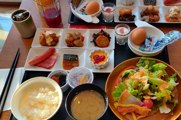 Notre petit-déjeuner traditionnel japonais (super bon !)