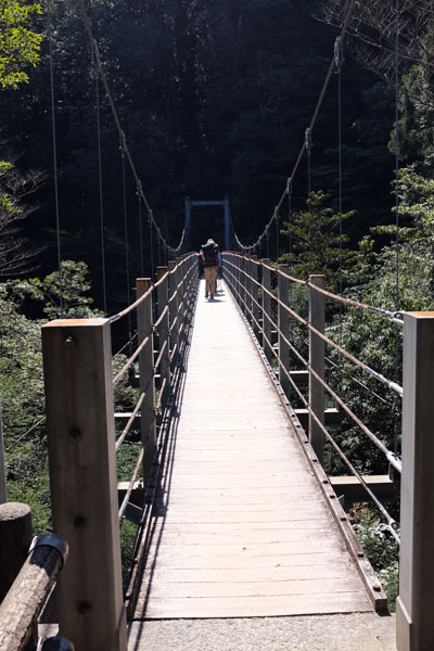 Le pont suspendu où se croisent différents chemins de randonnée