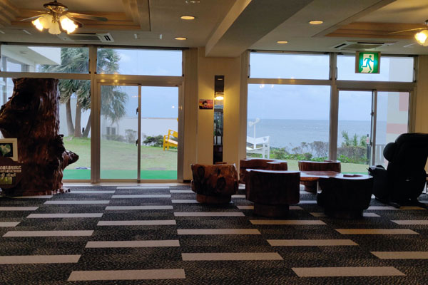 Le lobby de l'hôtel d'où on peut observer les îles alentours