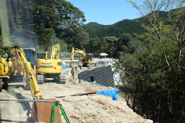 Les travaux sur la route de montagne de Yakushima