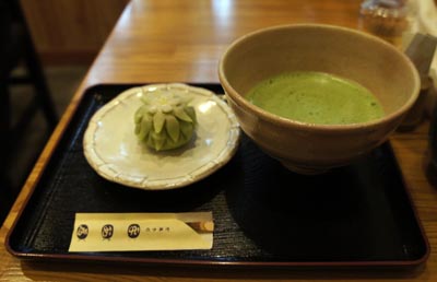 Gateau japonais traditionnel, wagashi 和菓子, accompagné de thé vert à base de matcha 抹茶 © Aventure Japon
