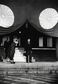 Visite de l'empereur Shôwa 昭和天皇 (Hiro-Hito) au sanctuaire Yasukuni 靖国神社 en 1952 – Sources : http://baike.soso.com/v444527.htm (en chinois)